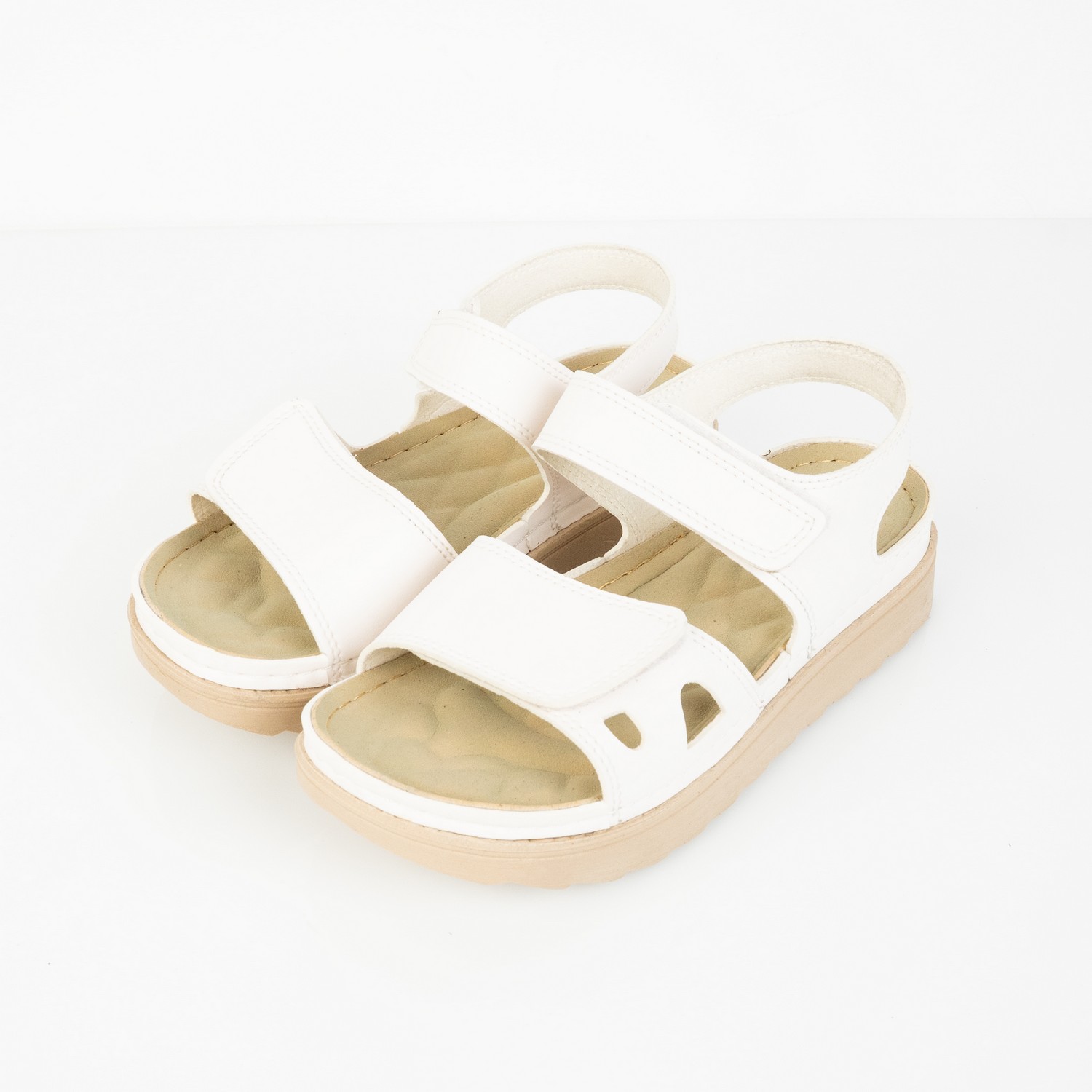  صندل حريمي جلد تركي مستورد لون أبيض بفرش طبي ونعل بلوتان طبي بارتفاع 3 سم